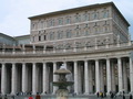 Боковые колоннады и папский дворец